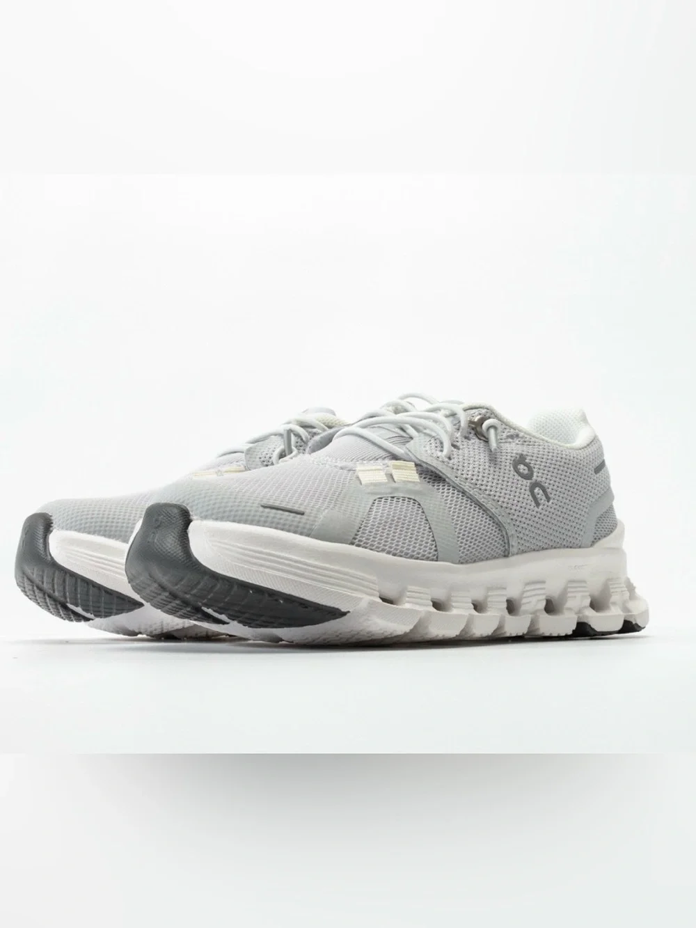 On Running Kids Cloud Mesh Sneaker in Light Gray& White (SIZE 12.5C) - Picture 3 of 6